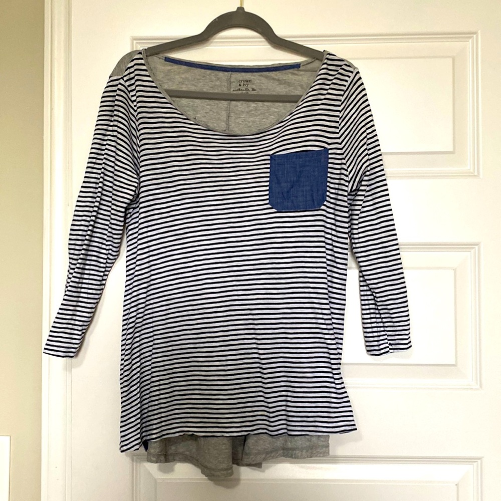 Crown and Ivy Size Small Tee